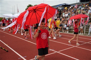 Einzug der Vereine ins Haldenbergstadion: Kinder des TV Uhingen