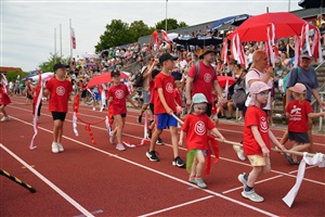 Einzug der Vereine ins Haldenbergstadion: Kinder des TV Uhingen Einzug der Vereine ins Haldenbergstadion: Kinder des TV Uhingen